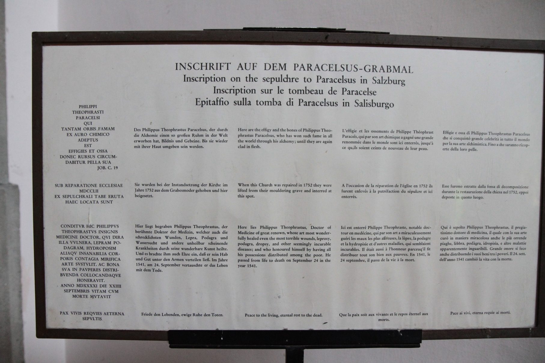 Paracelsus' tomb, Salzburg - 05.JPG